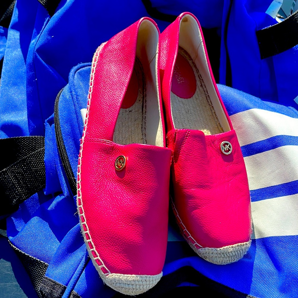 Fuchsia 8.5, Michael Kors. Like new. Perfect for the season